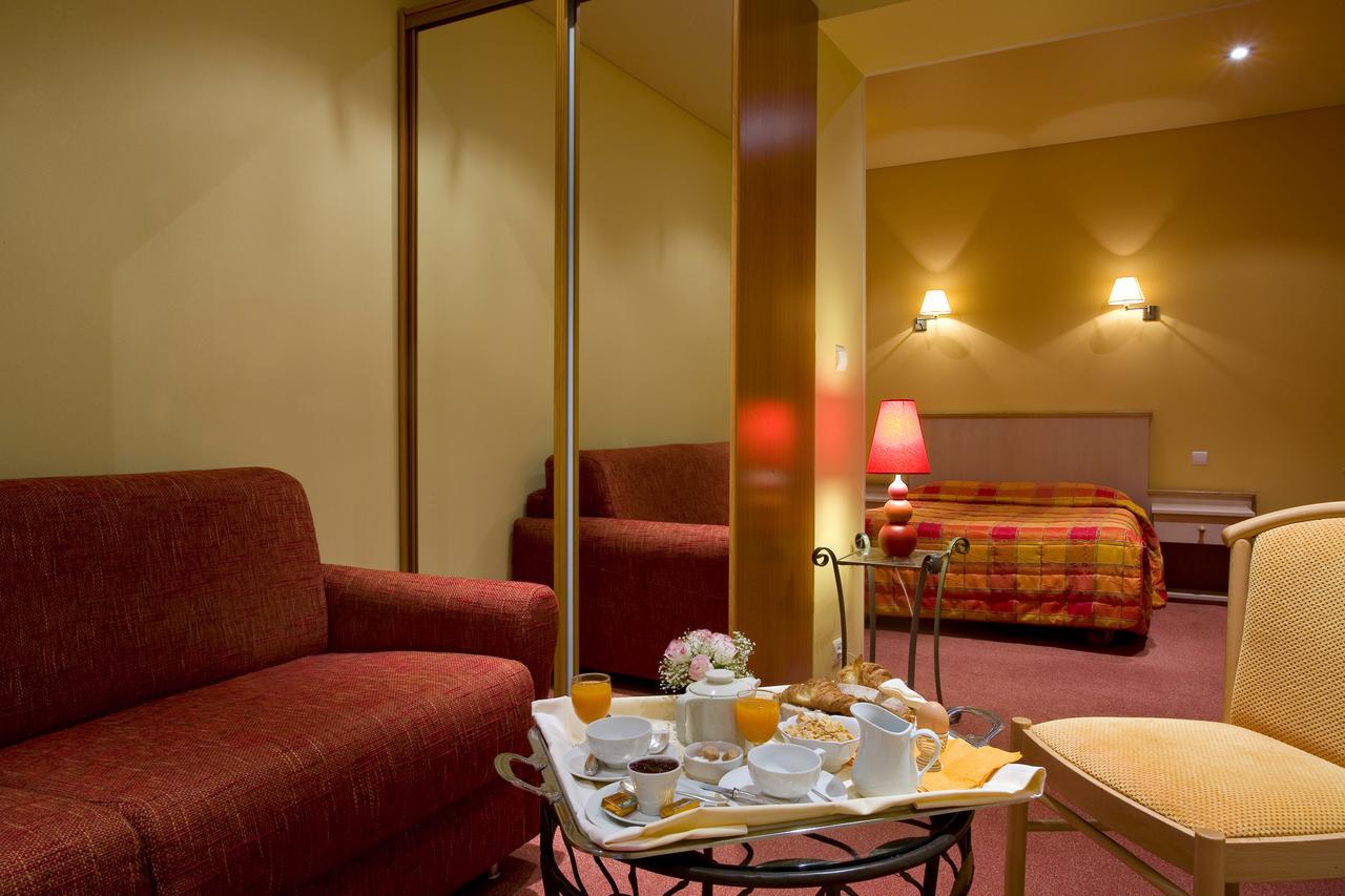 Hotel Restaurant Le Parc Moulins  Bagian luar foto