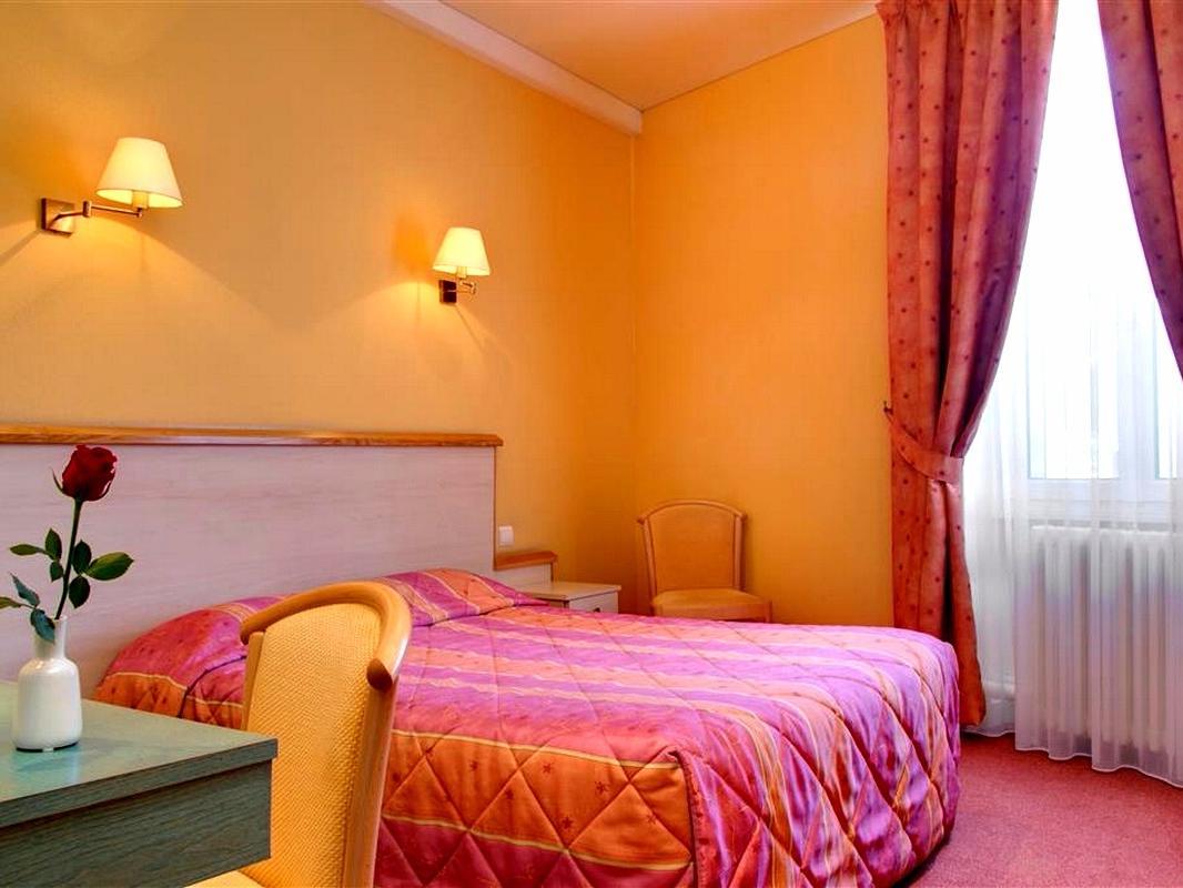 Hotel Restaurant Le Parc Moulins  Bagian luar foto