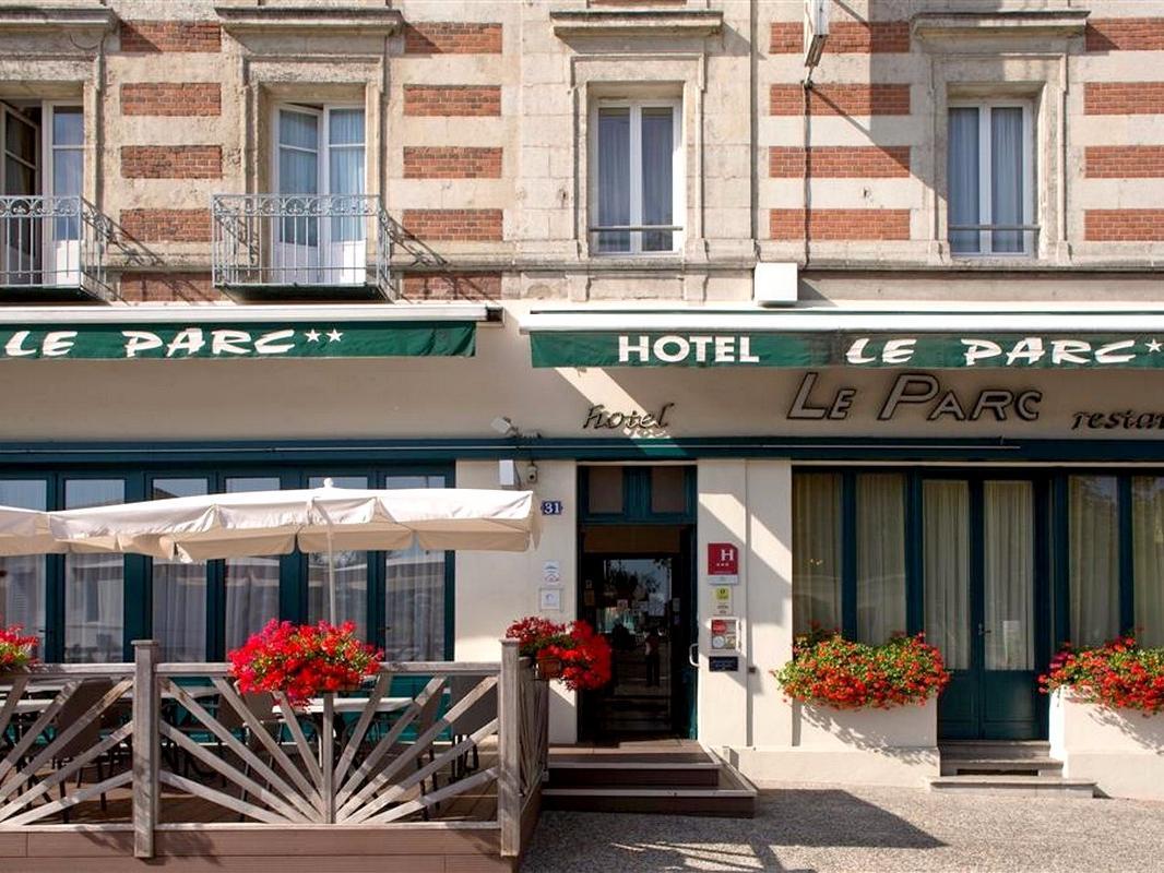 Hotel Restaurant Le Parc Moulins  Bagian luar foto