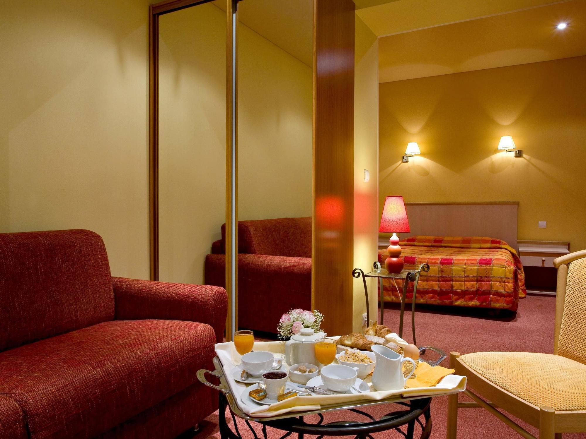 Hotel Restaurant Le Parc Moulins  Bagian luar foto