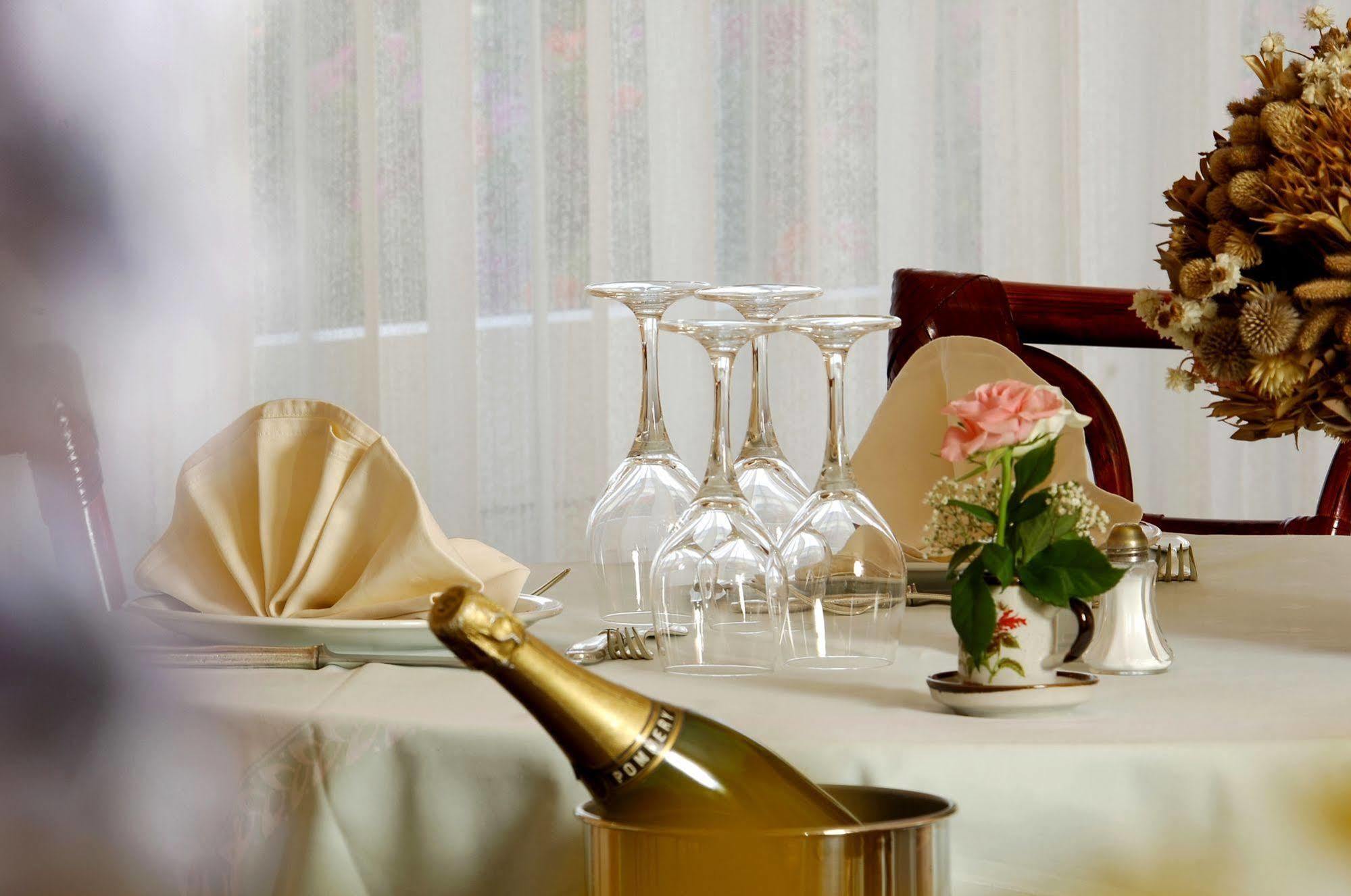 Hotel Restaurant Le Parc Moulins  Bagian luar foto