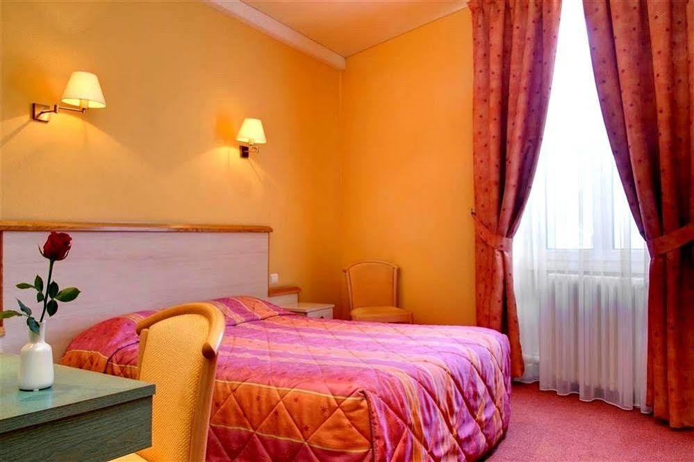 Hotel Restaurant Le Parc Moulins  Bagian luar foto